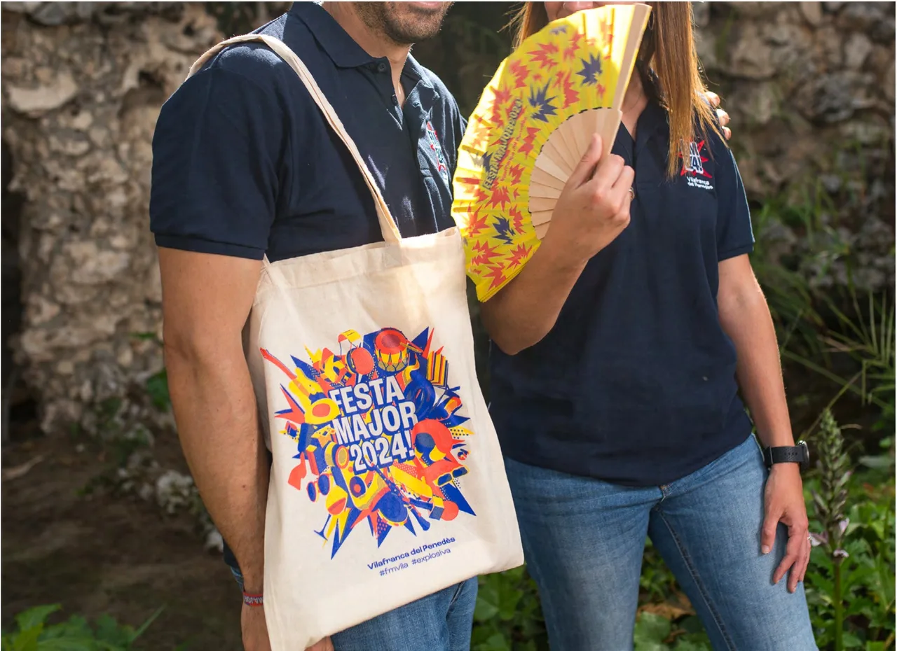Bossa de tela i ventall estampats amb el logotip de la Festa Major 2024
