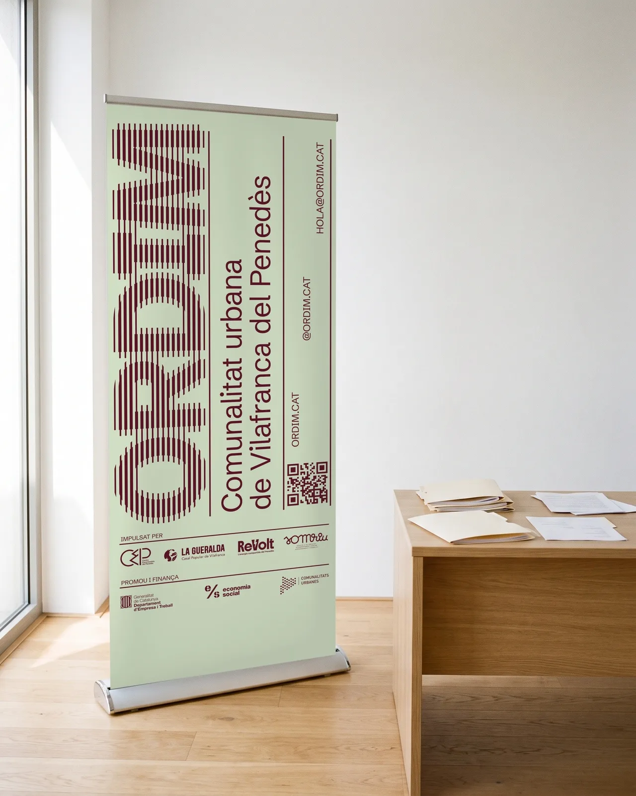 Nom i identitat per a una xarxa d'entitats: roll-up d'Ordim amb el logotip de línies horitzontals en granat sobre verd salvia